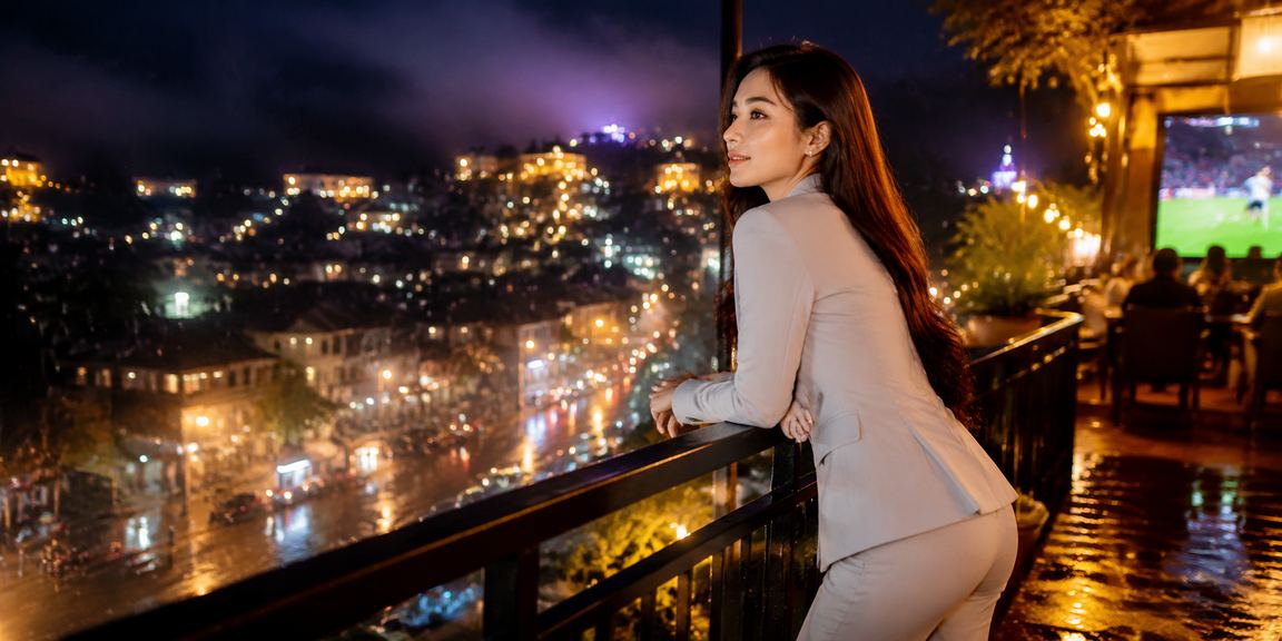 Người dùng tại Sa Pa sử dụng điện thoại để truy cập trò chơi trực tuyến giữa khung cảnh núi rừng
